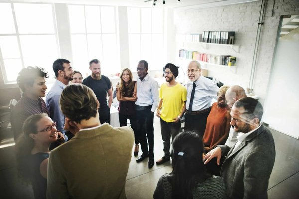 Comment améliorer la communication entre les équipes de développement produit et les équipes de vente?
