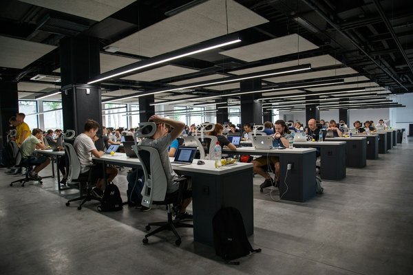 Comment une entreprise de solutions logicielles pour la santé peut-elle utiliser les webinaires pour éduquer son audience ?