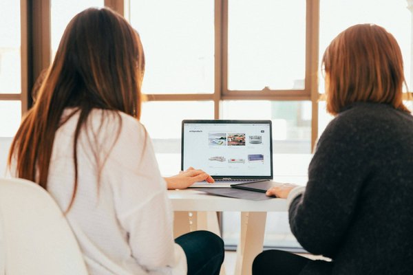 Quels sont les avantages de l'automatisation des processus RH pour une entreprise de taille moyenne ?