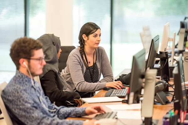Quelles sont les étapes clés pour réussir la dématérialisation des processus administratifs dans une entreprise de services ?